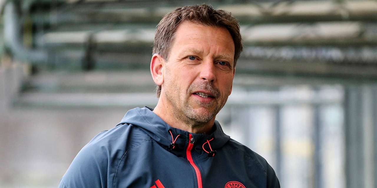 Holger Seitz in der Trainingsjacke des FC Bayern.