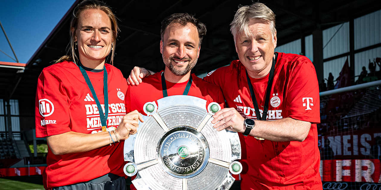 José Barcala und seine Co-Trainer mit der Meisterschale nach dem Heimspiel der FC Bayern Frauen gegen Eintracht Frankfurt in der Frauen-Bundesliga
