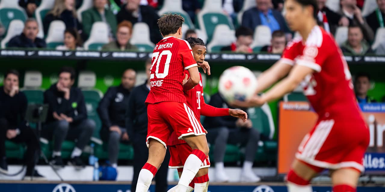 Tom Bischof springt auf Michael Olise nach dem 1:= im Bundesliga-Spiel des FC Bayern beim VfL Wolfsburg