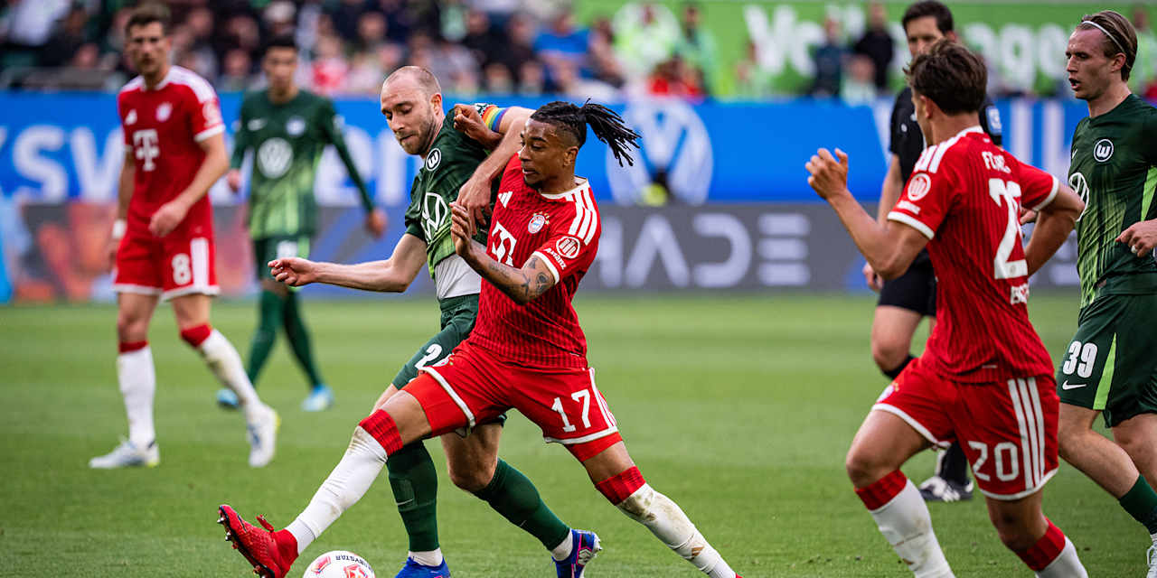 Michael Olise im Zweikampf mit Christian Eriksen im Bundesliga-Spiel des FC Bayern beim VfL Wolfsburg