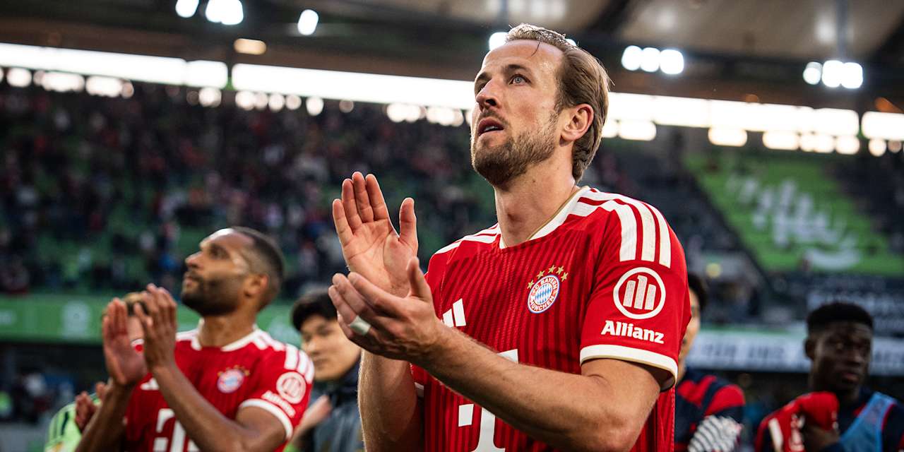 Harry Kane klatscht in Richtung der Fans im Topspiel des FC Bayern beim VfL Wolfsburg