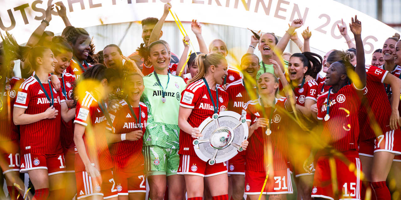 Die FC Bayern Frauen feiern mit der Meisterschale.