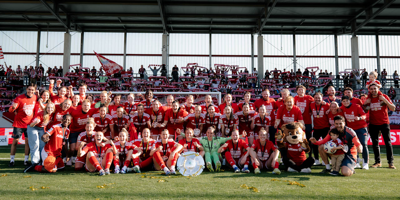 Die FC Bayern Frauen feiern mit der Meisterschale.