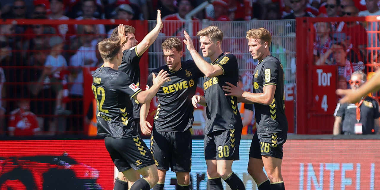 Spieler des 1. FC Köln bejubeln ein Tor.