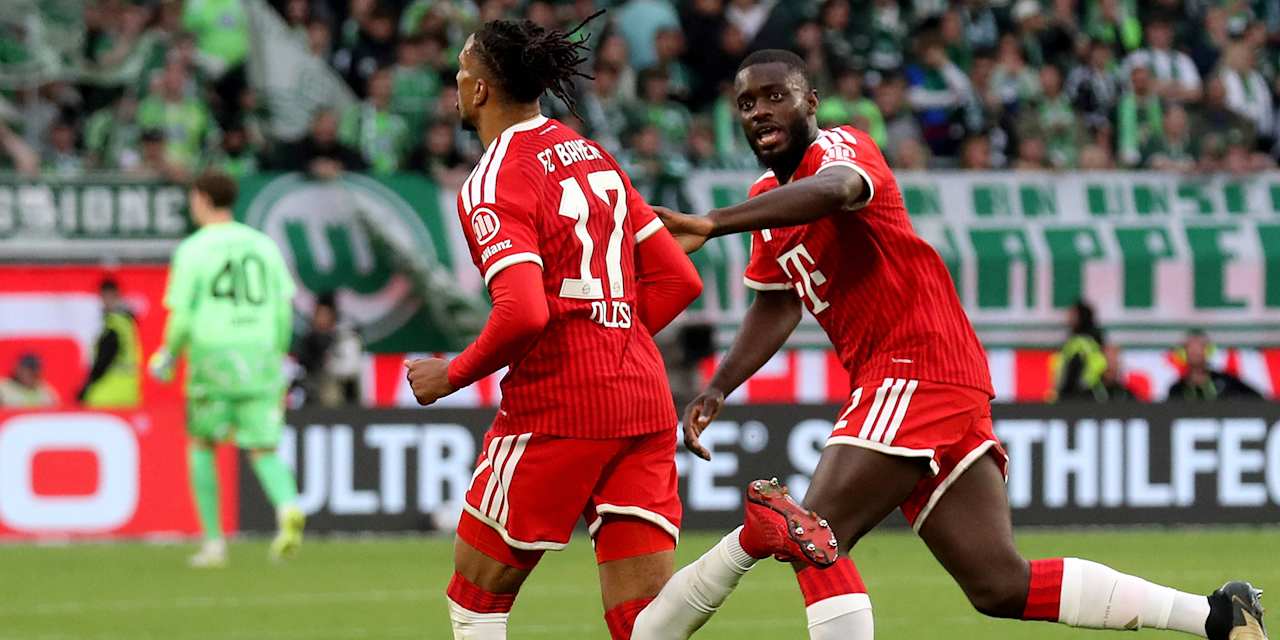 Michael Olise jubelt mit Dayot Upamecano im Bundesliga-Spiel des FC Bayern beim VfL Wolfsburg