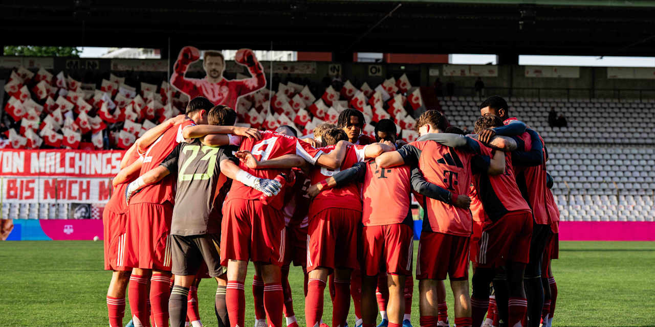 Die FC Bayern Amateure machen einen Teamkreis vor dem Spiel.