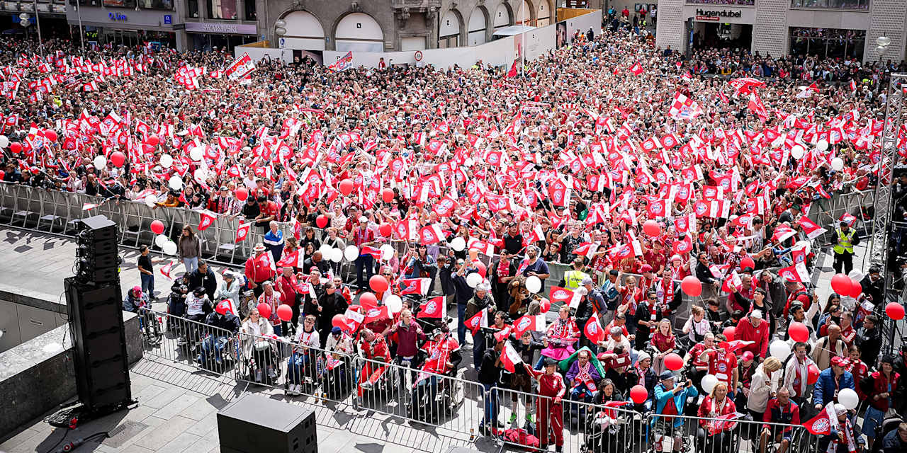 Fahnenmeer bei der Meisterfeier der FC Bayern Frauen- und Herren-Teams am Münchner Marienplatz