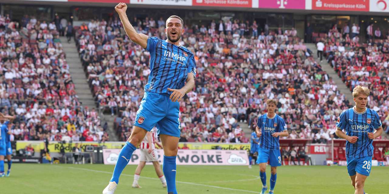 Arijon Ibrahimovic bejubelt einen Treffer.