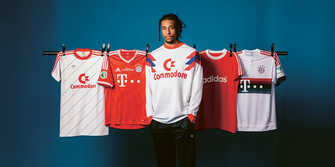 Michael Olise vor früheren Trikots des FC Bayern