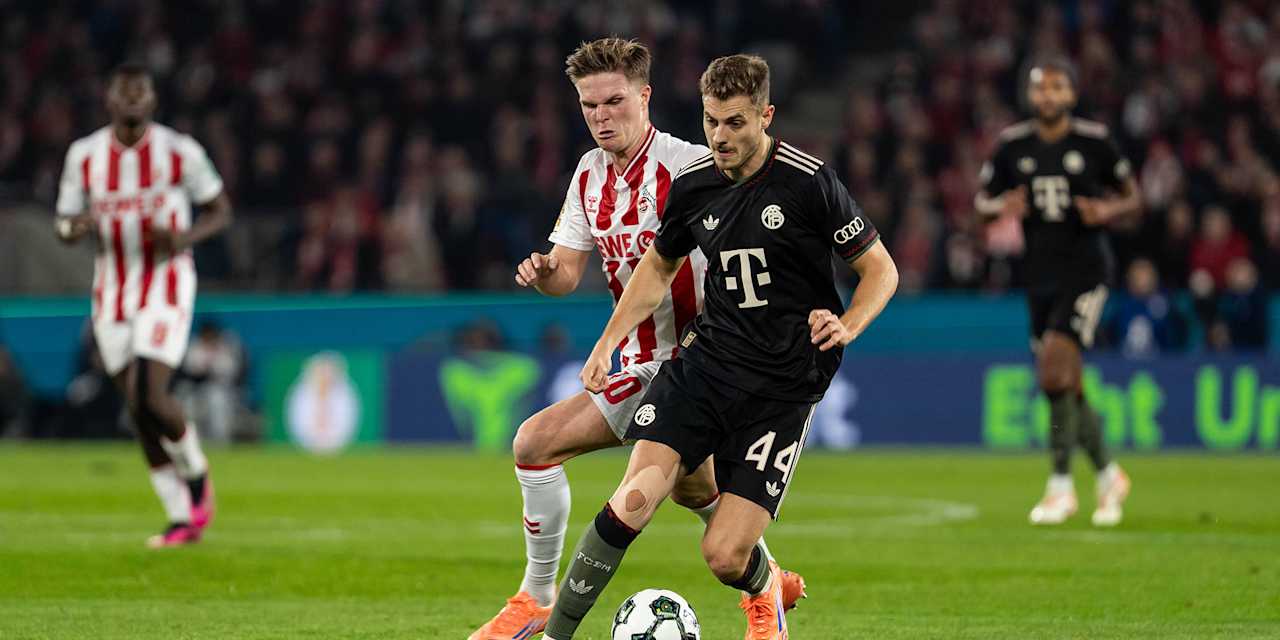 Josip Stanisic dribbelt mit dem Ball im DFB-Pokal-Spiel des FC Bayern beim 1. FC Köln.
