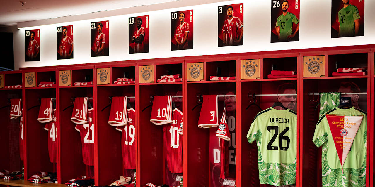 Kabine des FC Bayern mit den Spinden der einzelnen Spieler