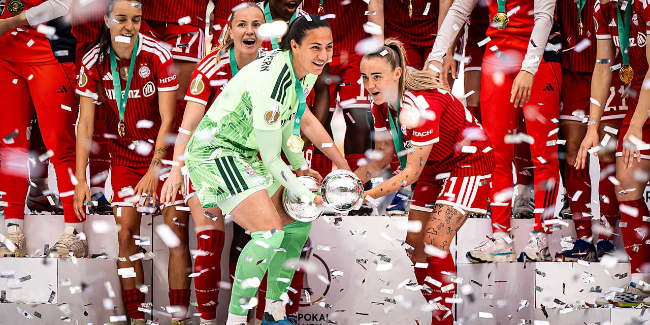 Maria Luisa Grohs und Georgia Stanway mit dem Pokal in der Hand nach dem DFB-Pokal-Finale der FC Bayern Frauen gegen den VfL Wolfsburg