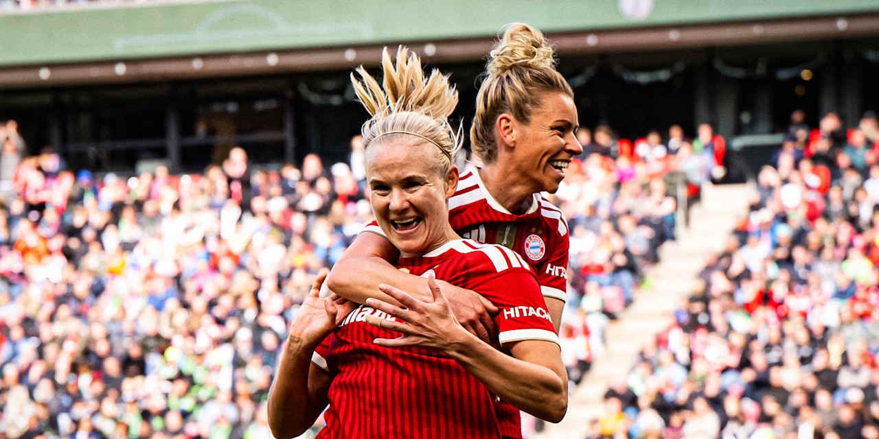 Pernille Harder und Linda Dallmann jubeln während des DFB-Pokal-Finales der FC Bayern Frauen gegen den VfL Wolfsburg