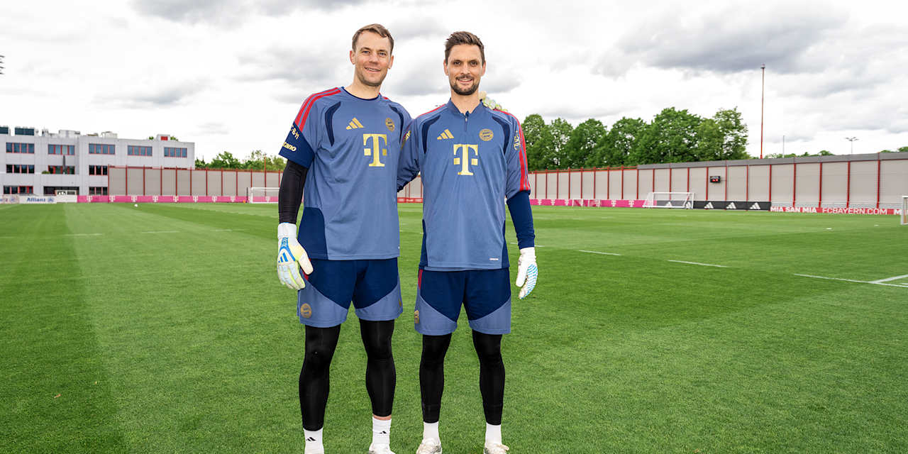 Manuel Neuer und Sven Ulreich stehen auf dem Trainingsplatz des FC Bayern