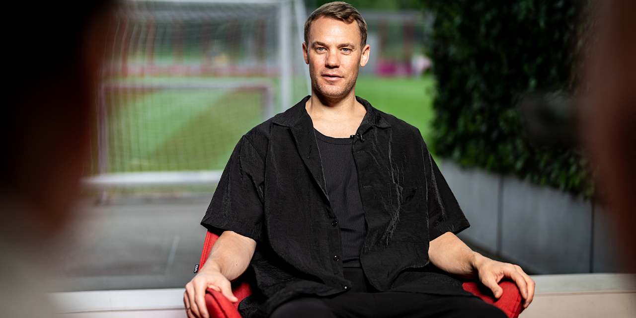 Manuel Neuer sitzt in einem Stuhl und spricht in einem Interview