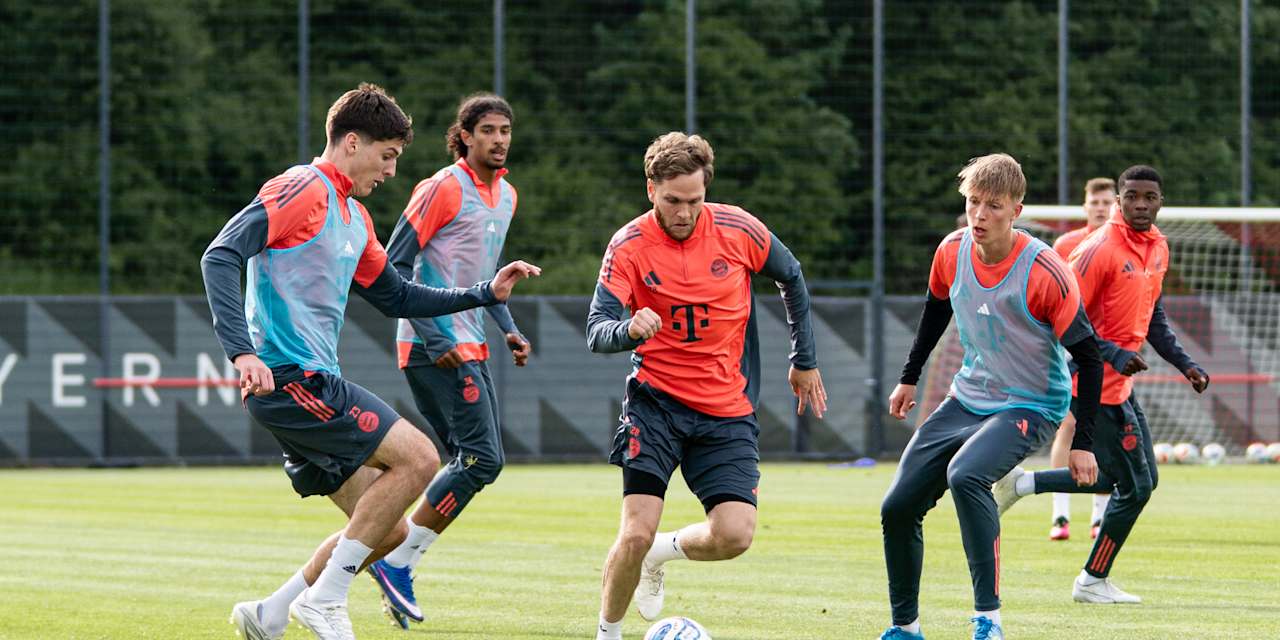 Benno Schmitz dribbelt im Training mit dem Ball.