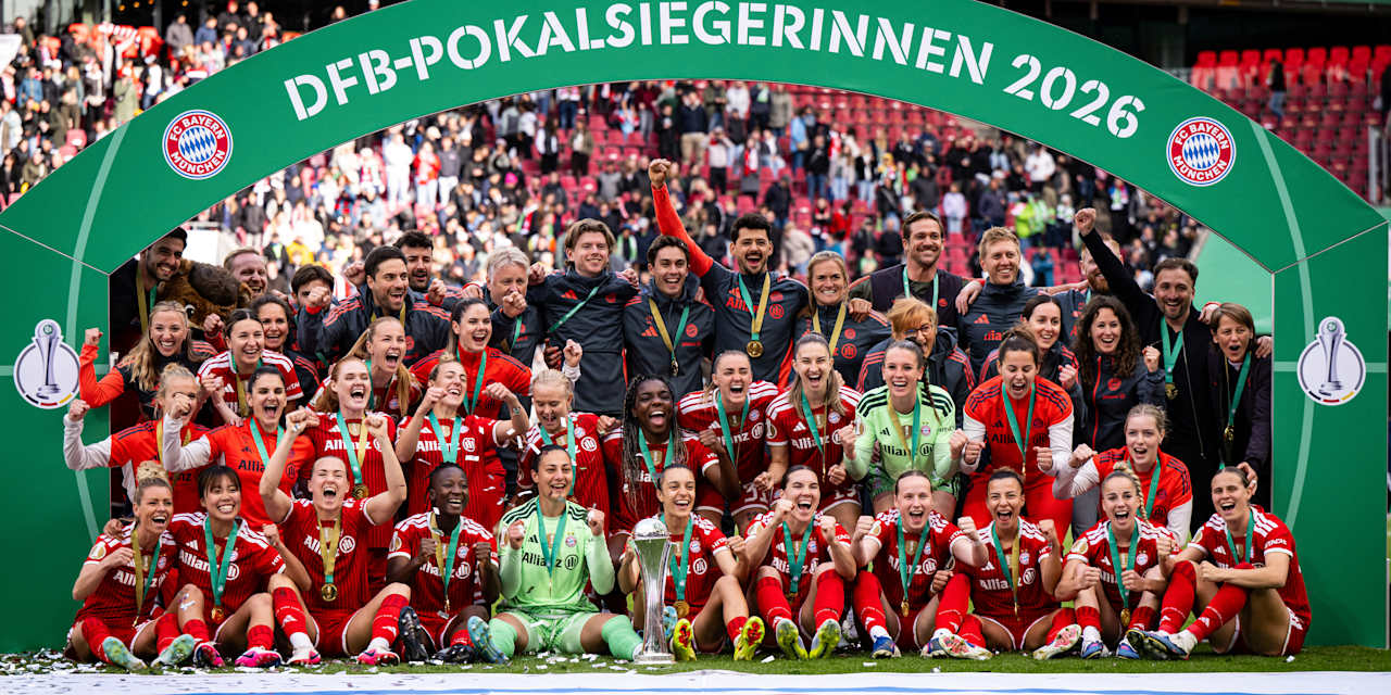 Die FC Bayern Frauen bejubeln den DFB-Pokal-Sieg
