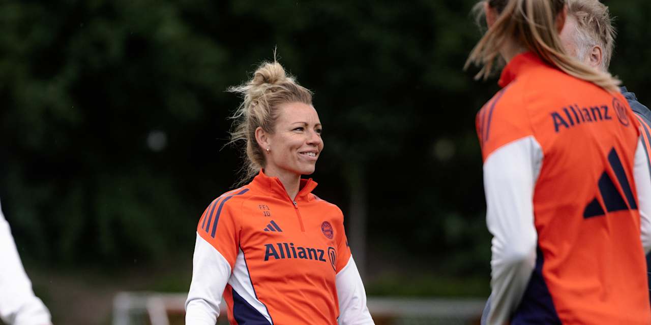 Linda Dallmann lächelnd während eines Trainings der FC Bayern Frauen.