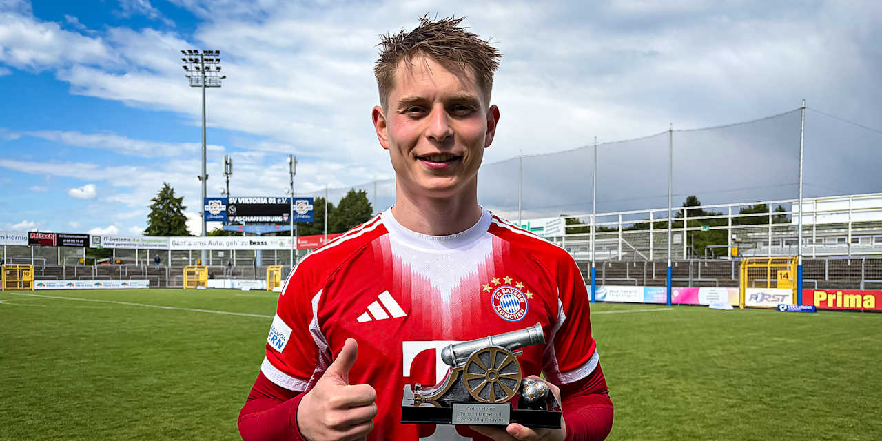 Anton Heinz mit der Torjägerkanone für den besten Torschützen der Spielzeit nach dem Auswärtsspiel der FC Bayern Amateure in der Regionalliga Bayern bei Viktoria Aschaffenburg