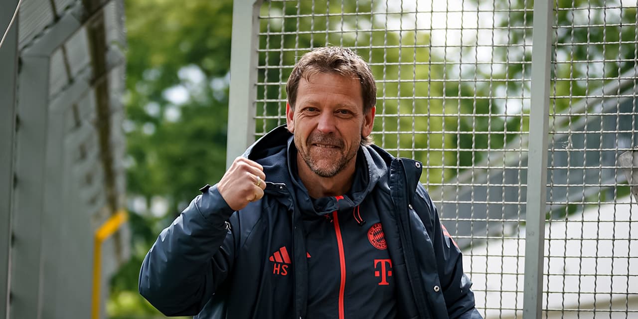 Holger Seitz ballt die Faust vor dem Auswärtsspiels der FC Bayern Amateure in der Regionalliga Bayern bei Viktoria Aschaffenburg