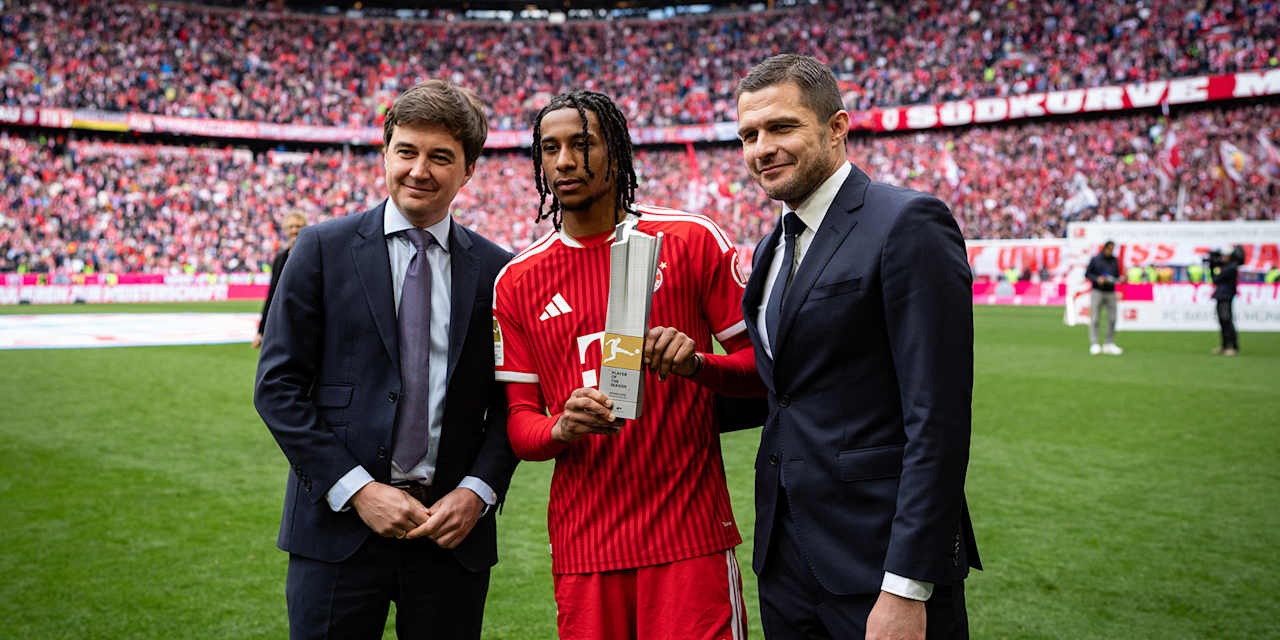 Michael Olise erhält die Trophäe für den Spieler der Saison