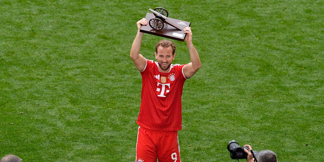 Harry Kane mit der Torjägerkanone für die meisten Tore in der Bundesliga-Saison 2025/26