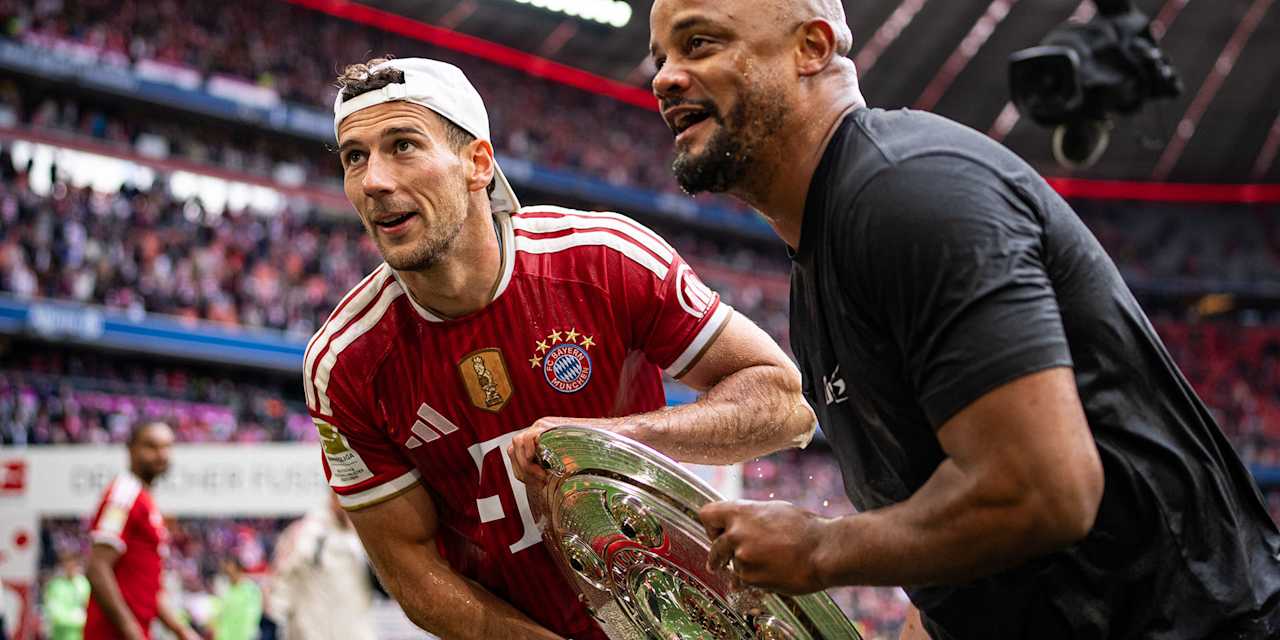 Leon Goretzka und Vincent Kompany jubeln gemeinsam mit der Schale, Übergabe der Meisterschale in der Allianz Arenafür die 35. Deutsche Meisterschaft des FC Bayern
