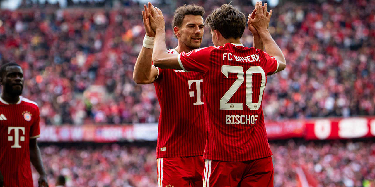 Leon Goretzka gratuliert Tom Bischof nach dem 3:1 im Bundesliga-Spiel des FC Bayern gegen den 1. FC Köln