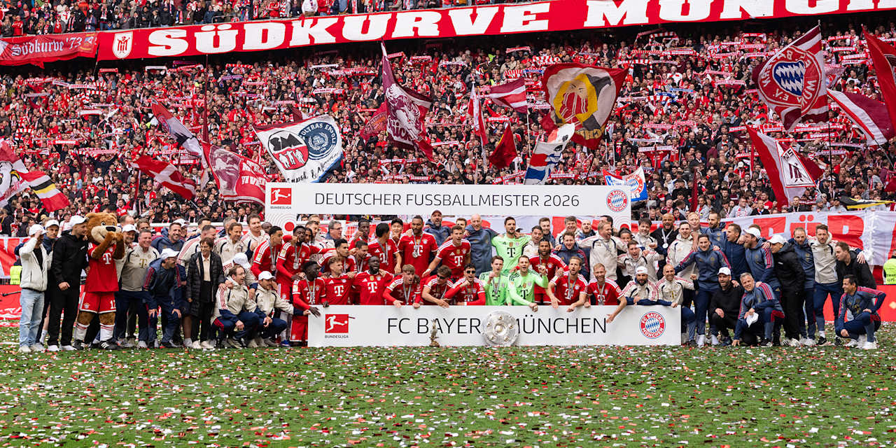 Staff, Team und Trainer machen ein Gruppenfoto vor der Südkurve, Übergabe der Meisterschale in der Allianz Arenafür die 35. Deutsche Meisterschaft des FC Bayern