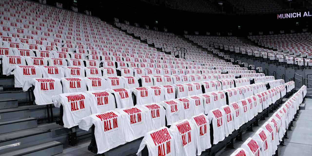 Leerer SAP Garden mit Playoff-Shirts auf den Sitzen