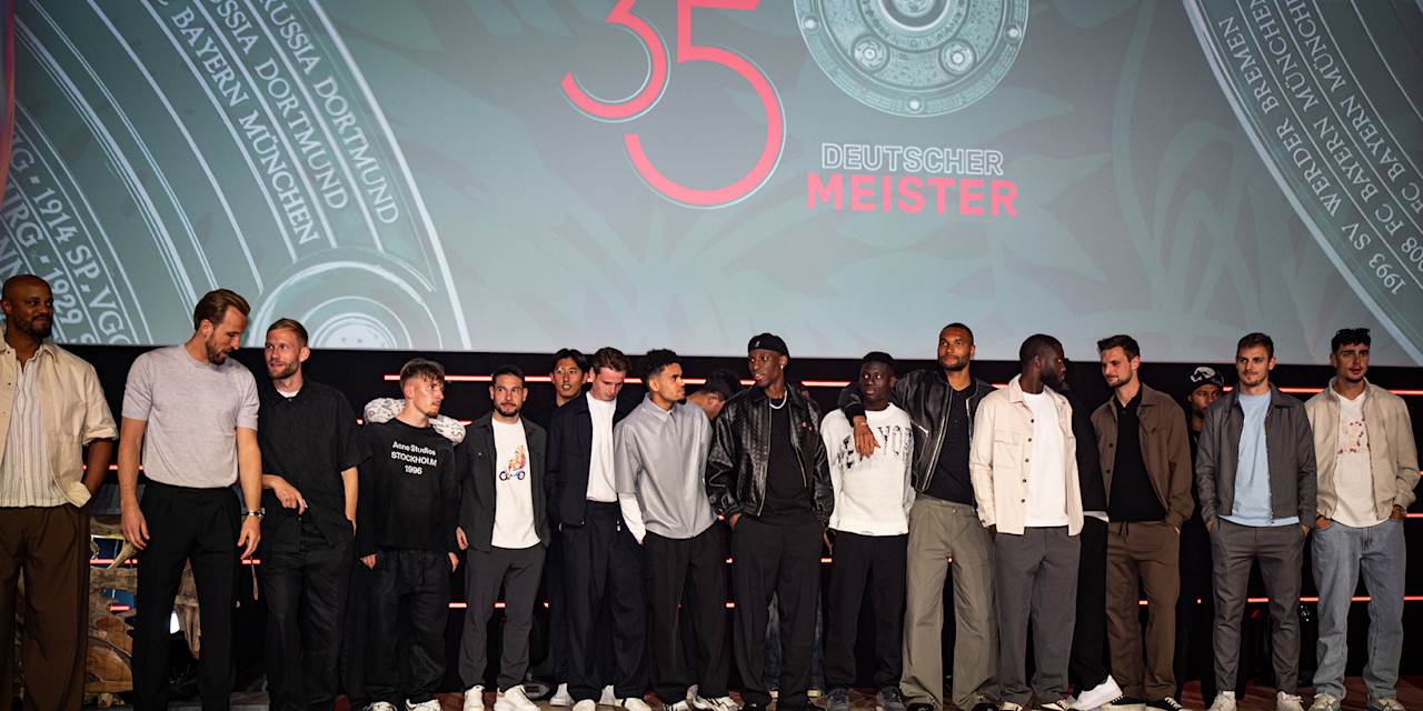 Die Mannschaft des FC Bayern steht bei der Meisterfeier am Nockherberg auf der Bühne
