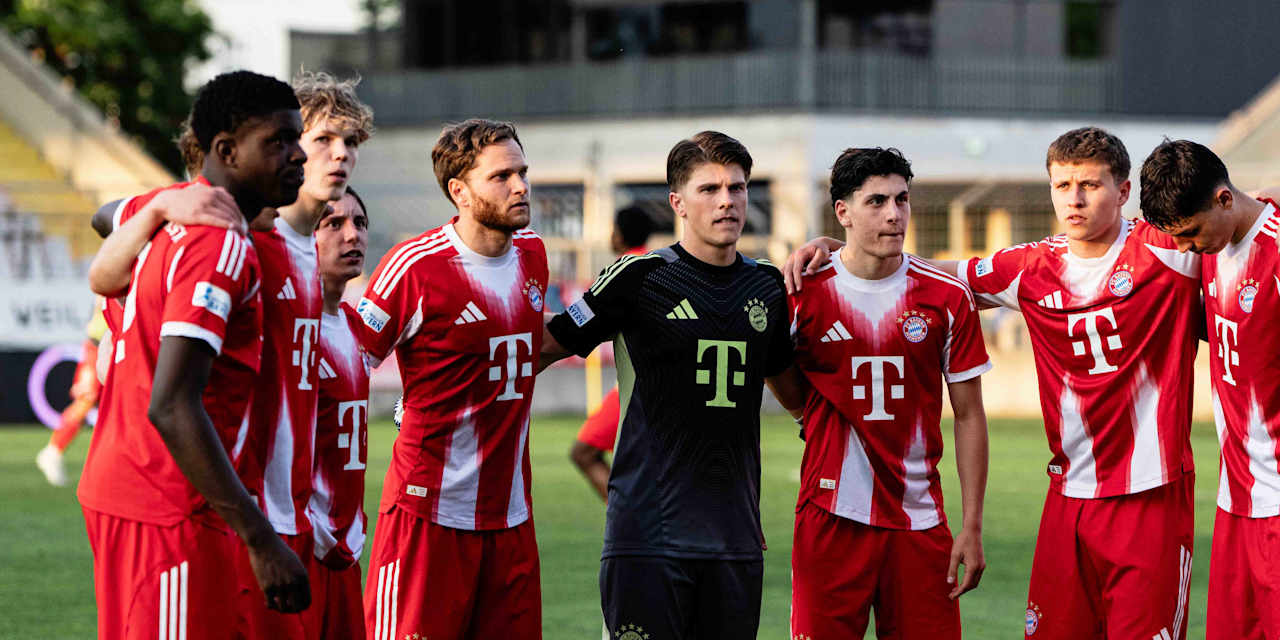 Die FC Bayern Amateure machen einen Teamkreis vor dem Spiel.