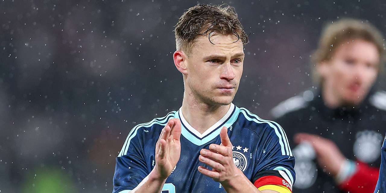 Joshua Kimmich klatscht im Nationalmannschaftstrikot in die Hände
