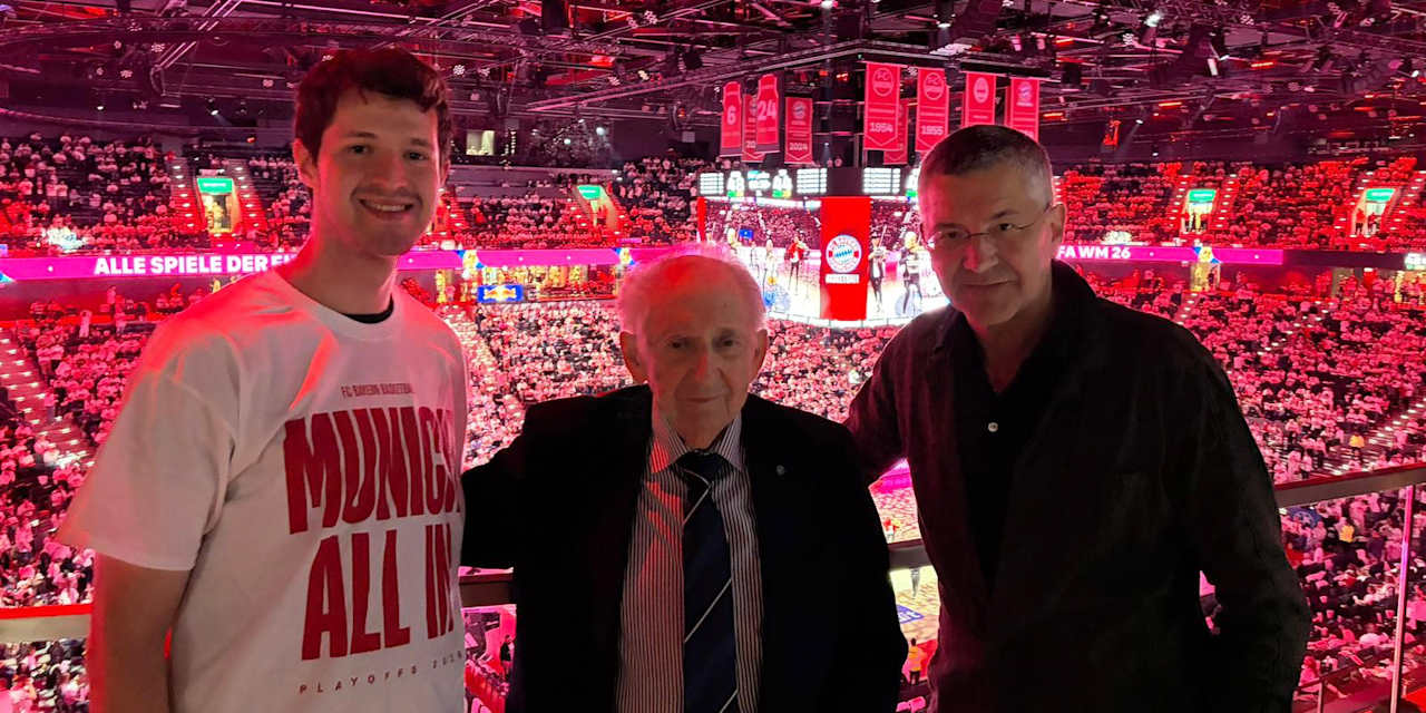 Abba Naor (Mitte) besucht mit seinem Urenkel (links) auf Einladung von Klubchef Hainer (rechts) ein Spiel des FCBB