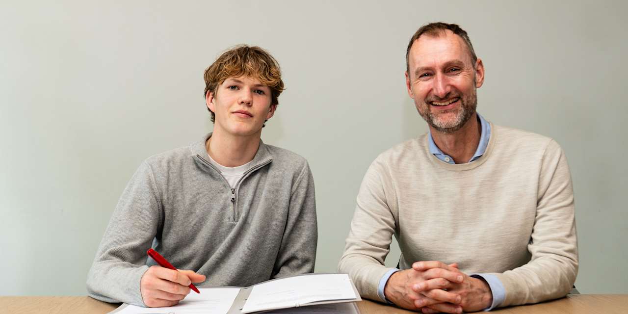 Philipp von Taube (li.) und Jochen Seitz (re.) lachen in die Kamera.