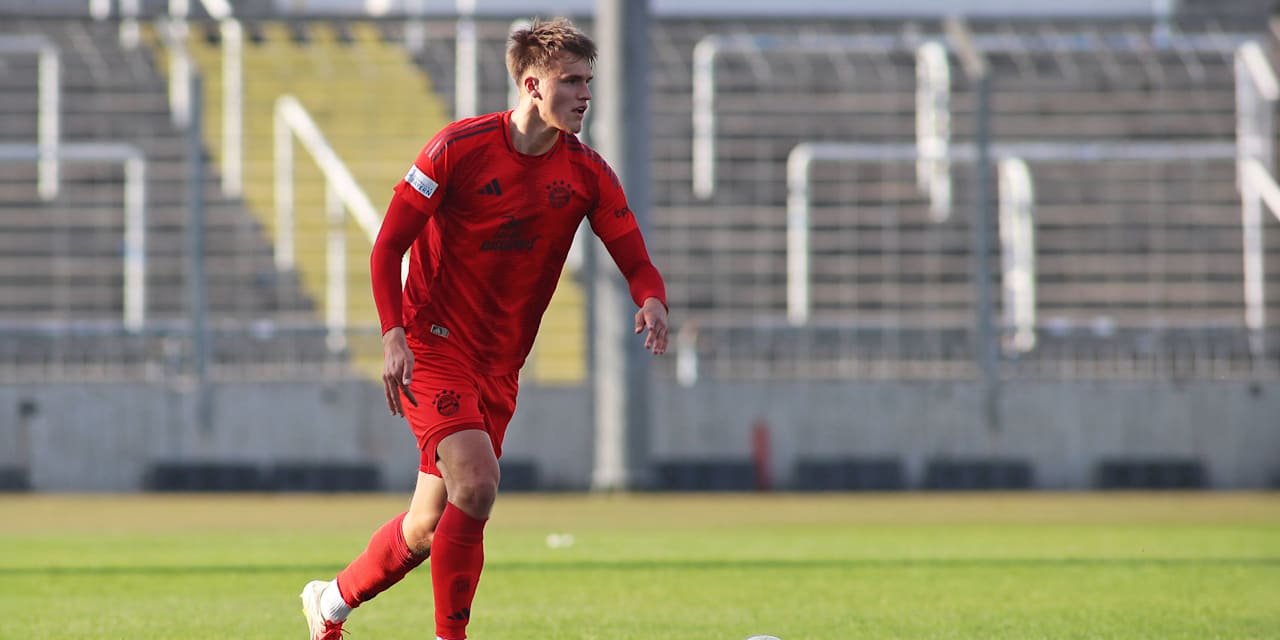 Paul Scholl führt den Ball am Fuß.