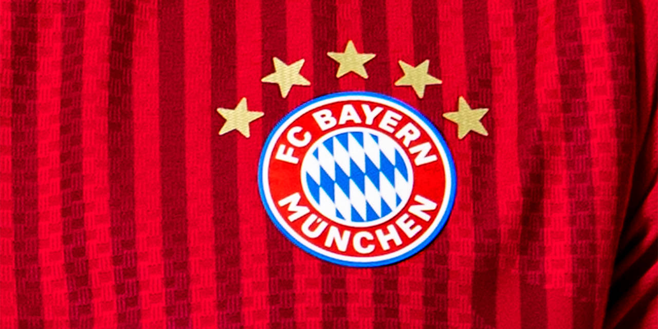 Logo des FC Bayern mit fünf Sternen auf dem roten Heimtrikot des FCB der Saison 2026/27