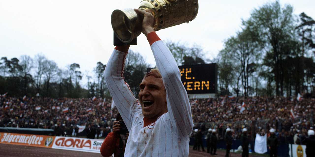 Dieter Hoeneß stemmt den DFB Pokal 1982 in die Höhe