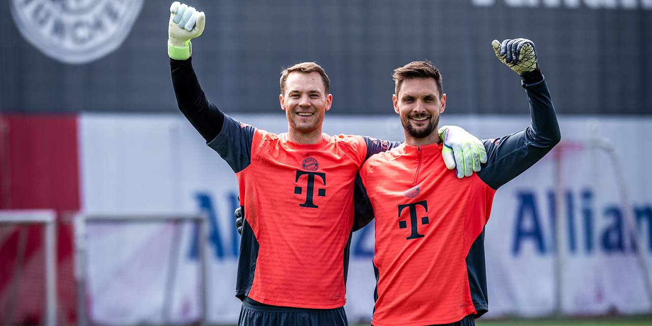 Manuel Neuer und Sven Ulreich grinsen in die Kamera.
