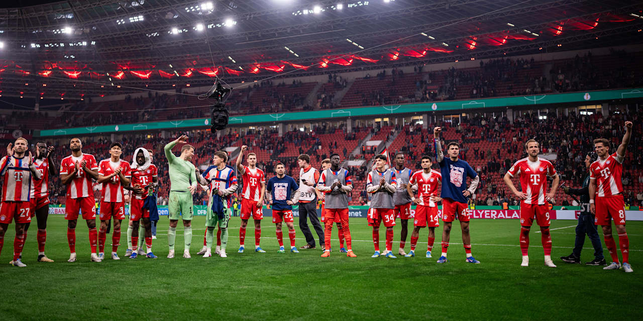 Die Mannschaft des FC Bayern steht nach dem Halbfinalsieg in Leverkusen vor der Kurve.