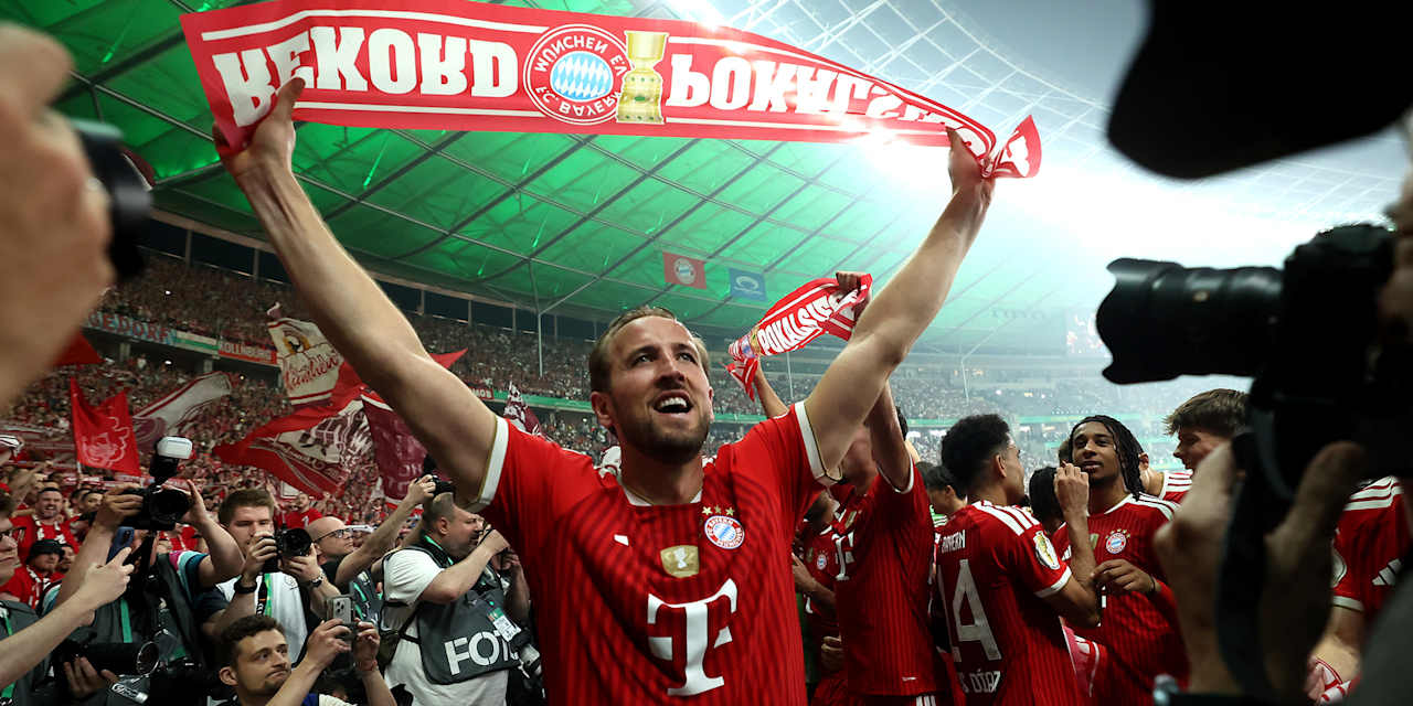 Harry Kane bejubelt den Gewinn des DFB-Pokals.