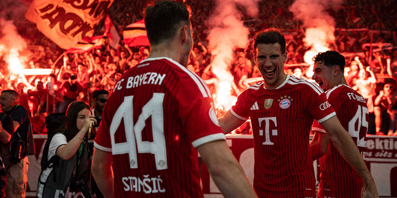 Josip Stanisic und Leon Goretzka bejubeln das Tor zum 3:0 im DFB-Pokal-Finale zwischen dem FC Bayern und dem VfB Stuttgart.