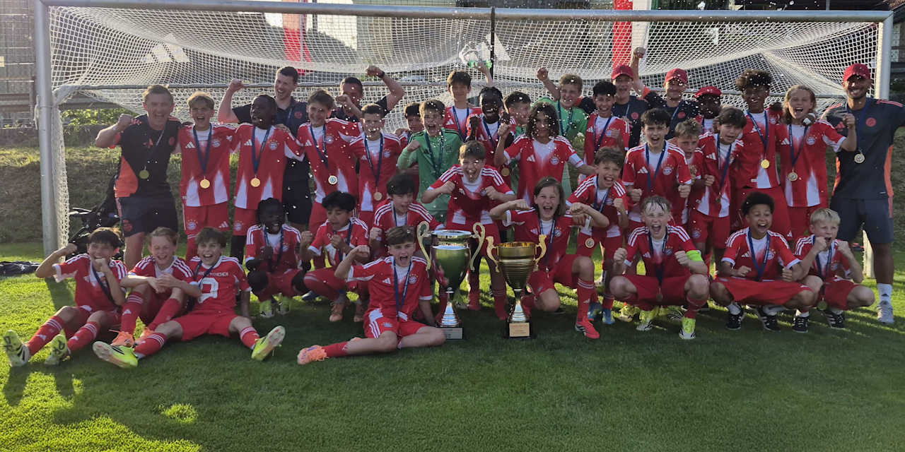 Die Mannschaften der U13 und U11 des FC Bayern auf einem Teamfoto mit zwei Pokalen