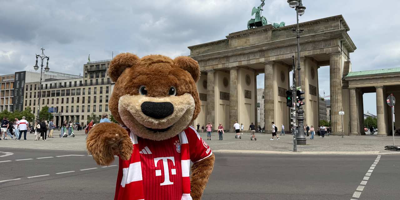 Berni steht vor dem Brandenburger Tor.