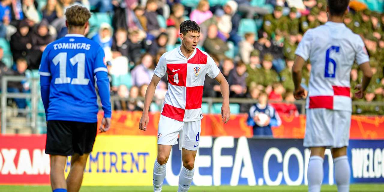 Filip Pavić führt den Ball am Fuß.