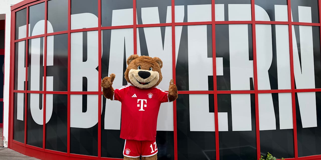 Berni vor dem "FC Bayern"-Schriftzug