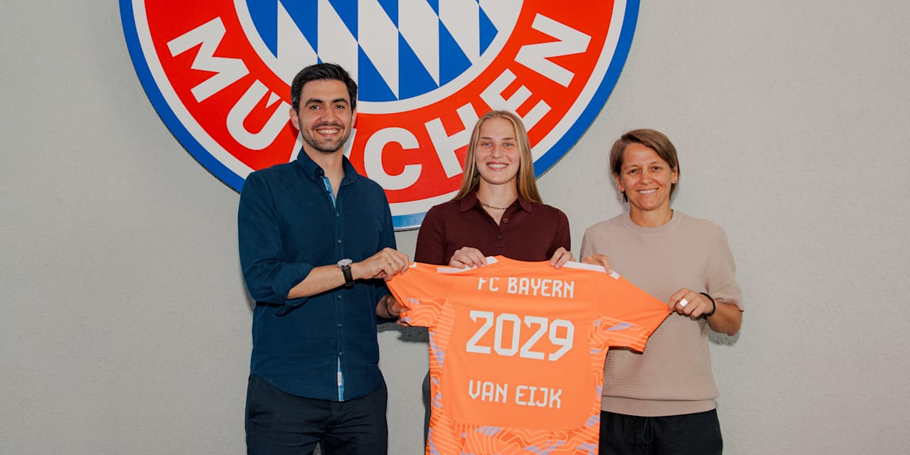 Francisco De Sá Fardilha, Regina van Eijk und Bianca Rech lächelnd mit einem Trikot in der Hand am FC Bayern Campus.