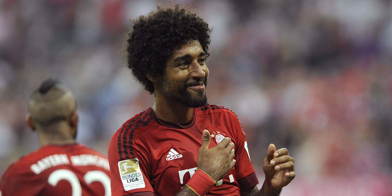 Dante deutet auf das Bayern-Logo.