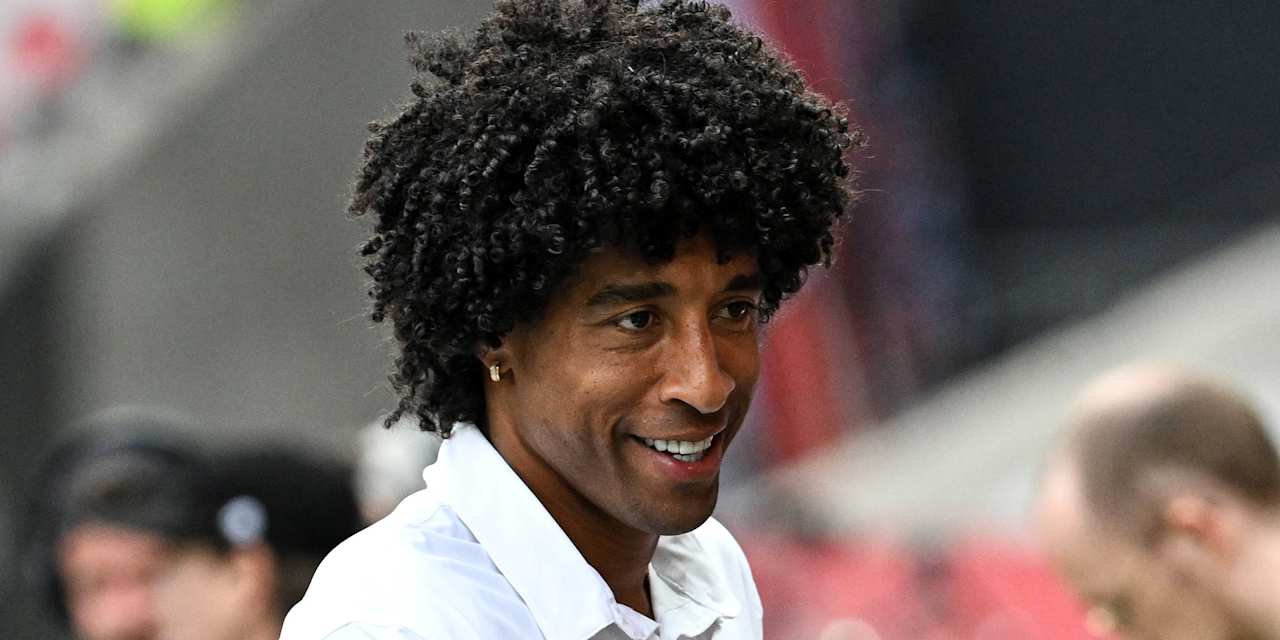 Dante schaut nach links und lächelt.