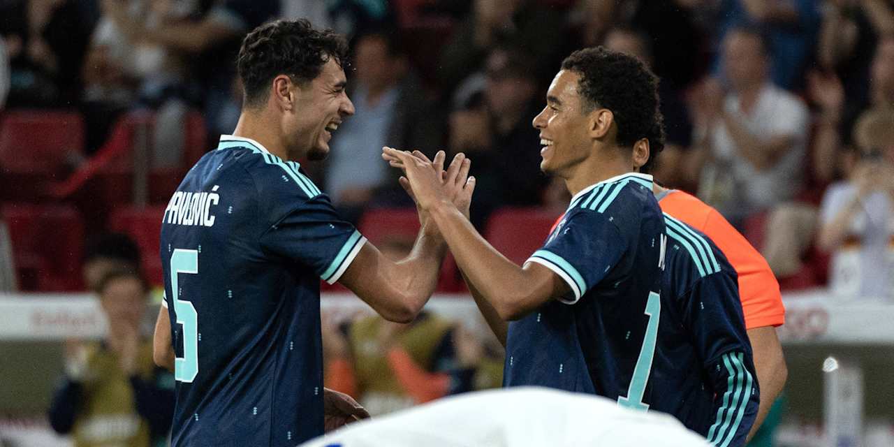 Aleksandar Pavlovic und Jamal Musiala bejubeln ein Tor im Länderspiel gegen Finnland